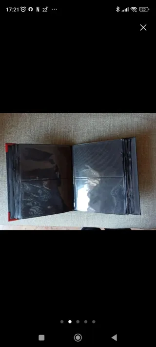 Álbum de fotos negro con detalles rojos