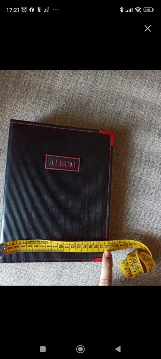 Álbum de fotos negro con detalles rojos