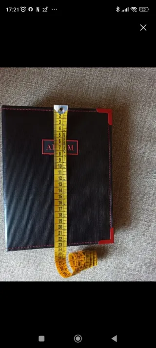 Álbum de fotos negro con detalles rojos