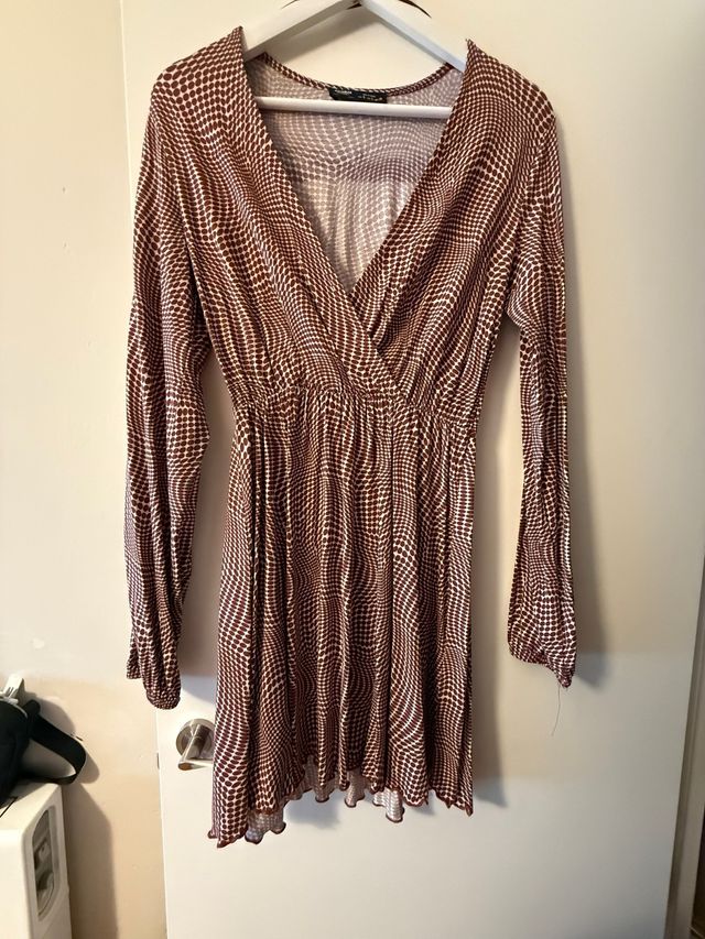 Vestido con puntos granates y beige