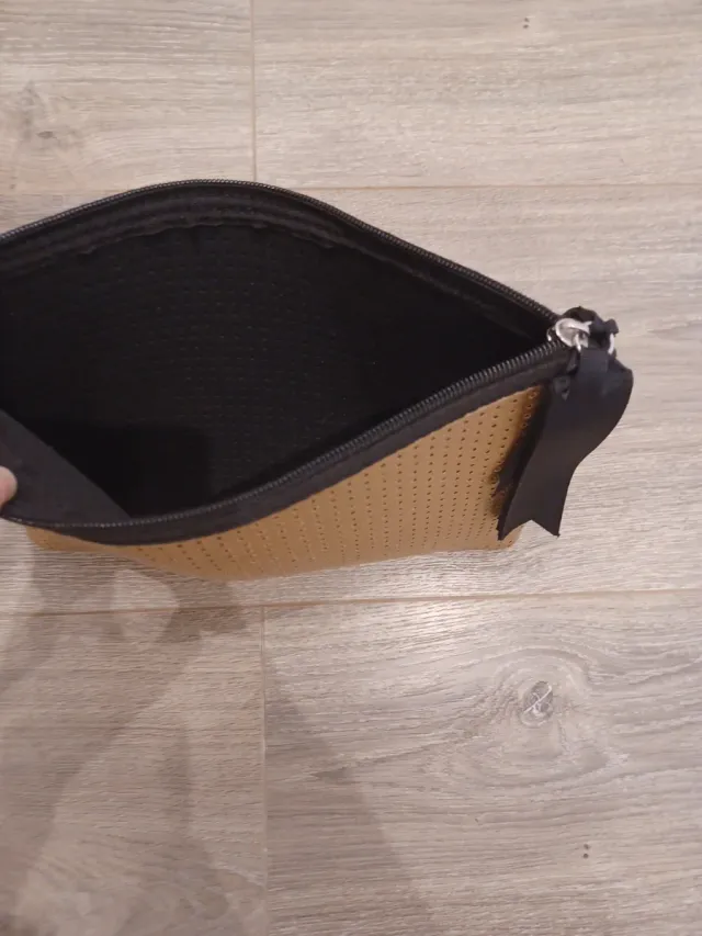 Bolso de mano neopreno dorado y negro