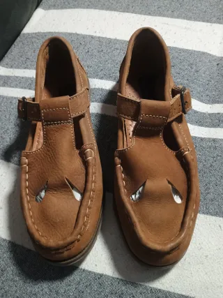 Sandalias de piel marrón hermosas