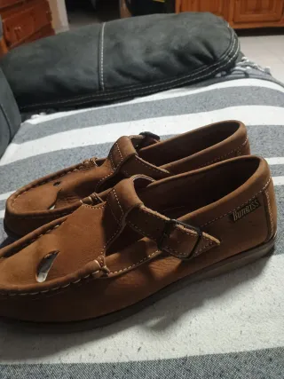 Sandalias de piel marrón hermosas