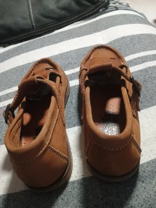 Sandalias de piel marrón hermosas