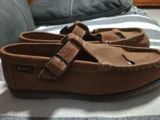 Sandalias de piel marrón hermosas