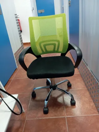 Silla de oficina ergonómica negra y verde