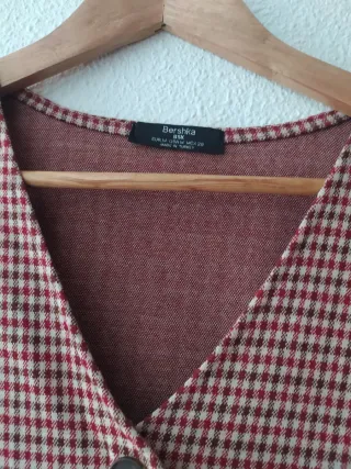 Vestido de invierno estampado. Beis burdeos