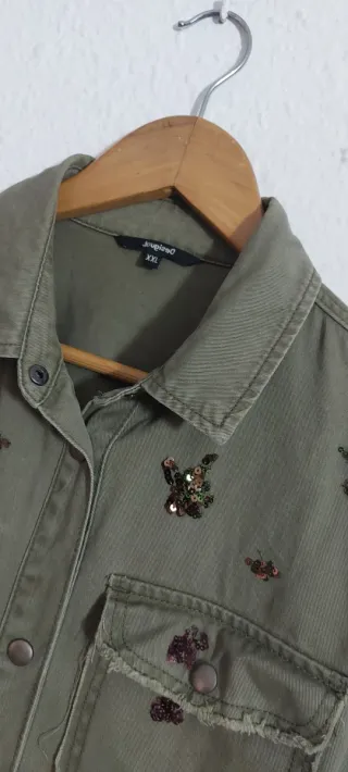 Camisa Desigual verde oliva lentejuelas