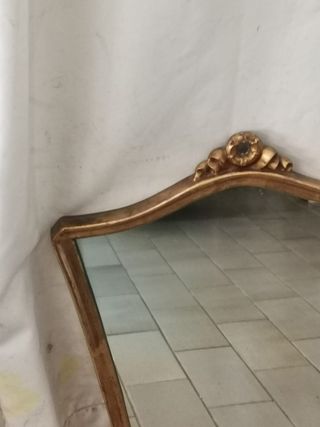 Specchio dorato con decoro a fiocco