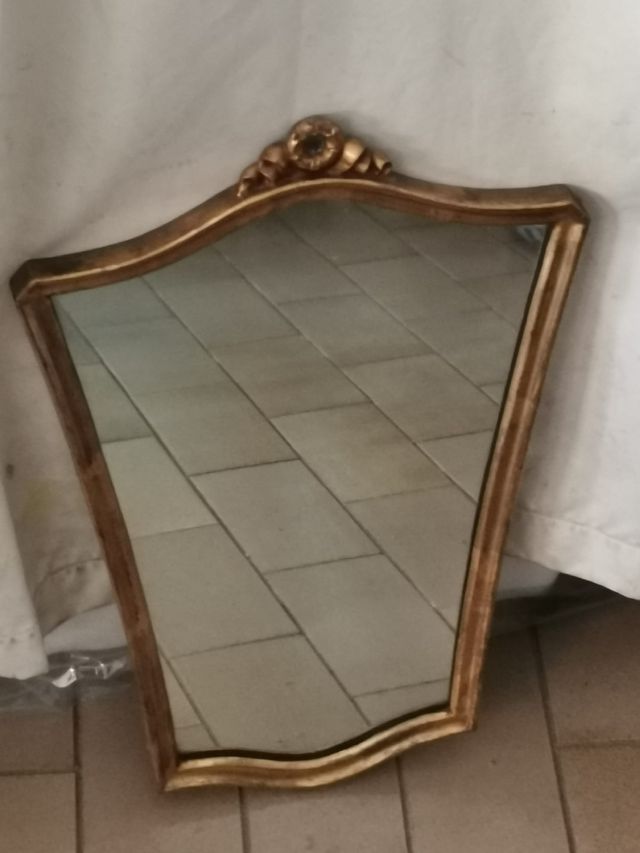 Specchio dorato con decoro a fiocco