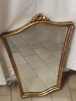 Specchio dorato con decoro a fiocco