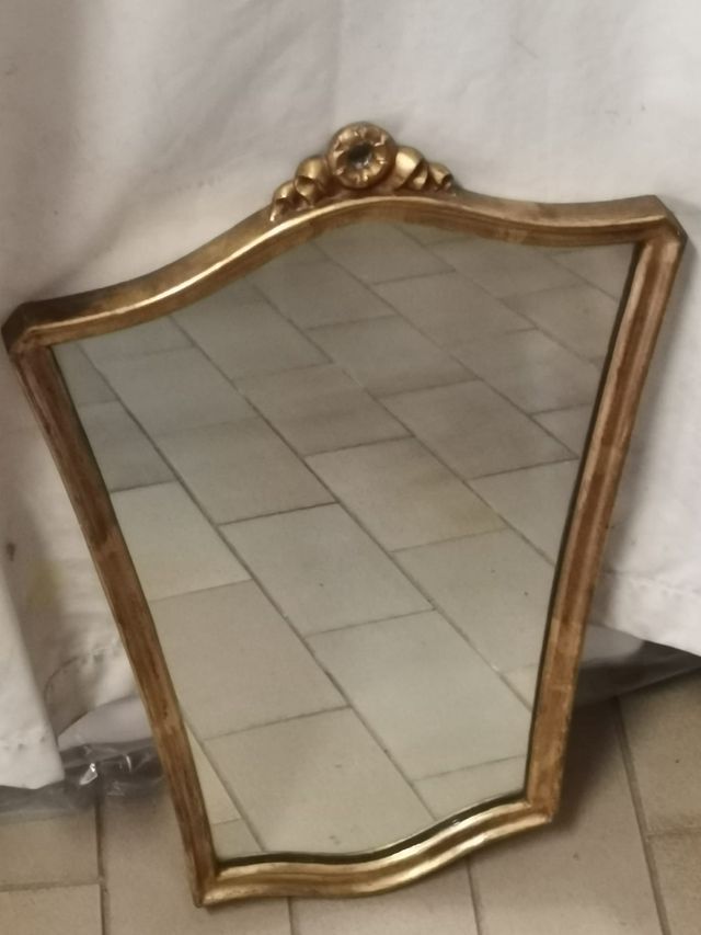 Specchio dorato con decoro a fiocco