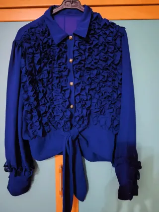 Blusa morada con volantes y lazada