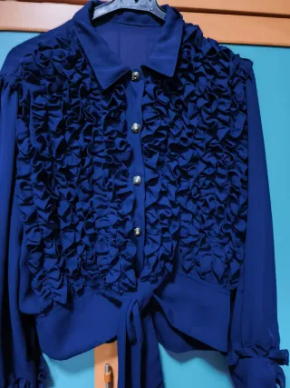 Blusa morada con volantes y lazada