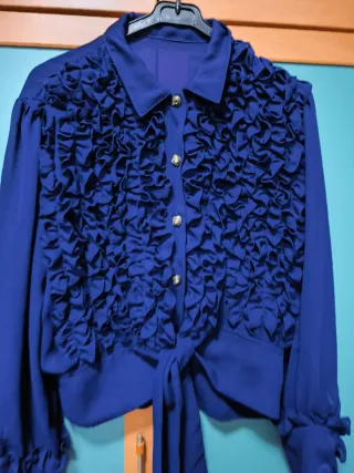 Blusa morada con volantes y lazada