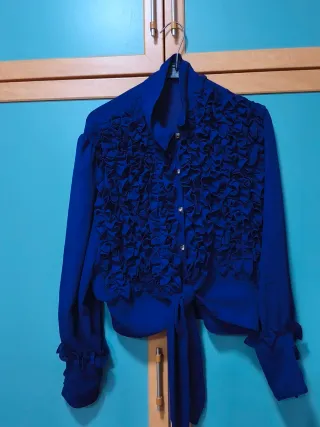 Blusa morada con volantes y lazada