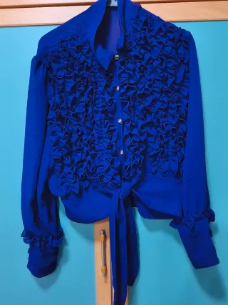 Blusa morada con volantes y lazada