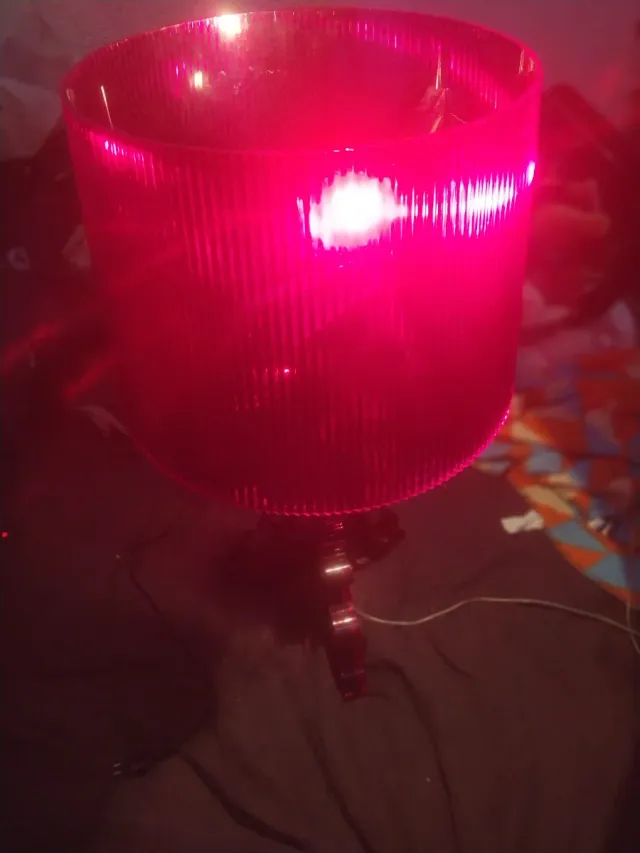 Lâmpada Vermelha de Vidro e Plástico