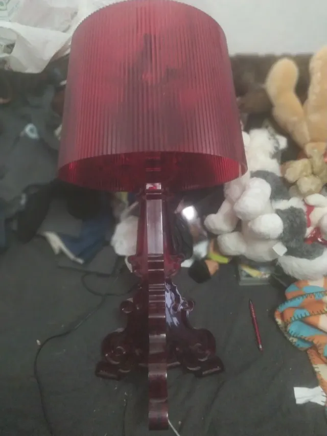 Lâmpada Vermelha de Vidro e Plástico