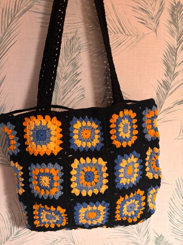 Bolso de ganchillo hecho a mano negro y naranja.
