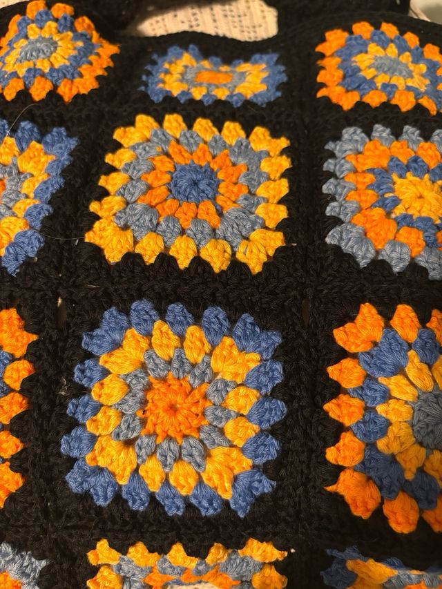 Bolso de ganchillo hecho a mano negro y naranja.