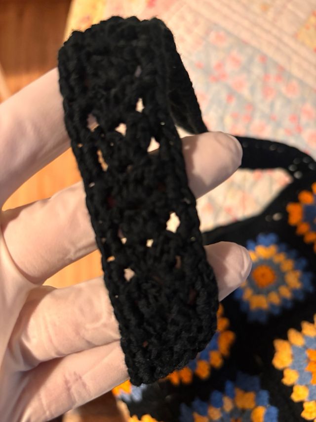 Bolso de ganchillo hecho a mano negro y naranja.