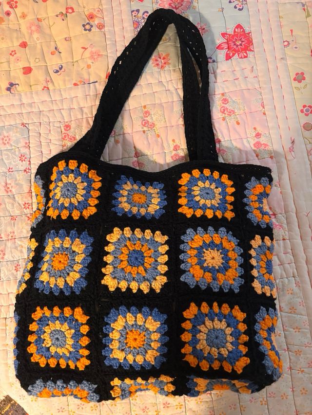 Bolso de ganchillo hecho a mano negro y naranja.