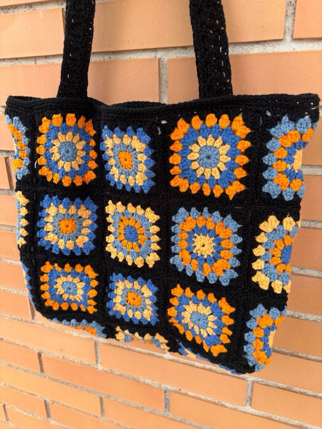 Bolso de ganchillo hecho a mano negro y naranja.