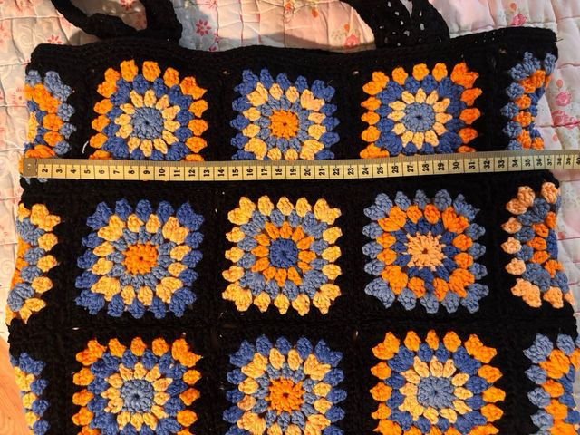 Bolso de ganchillo hecho a mano negro y naranja.