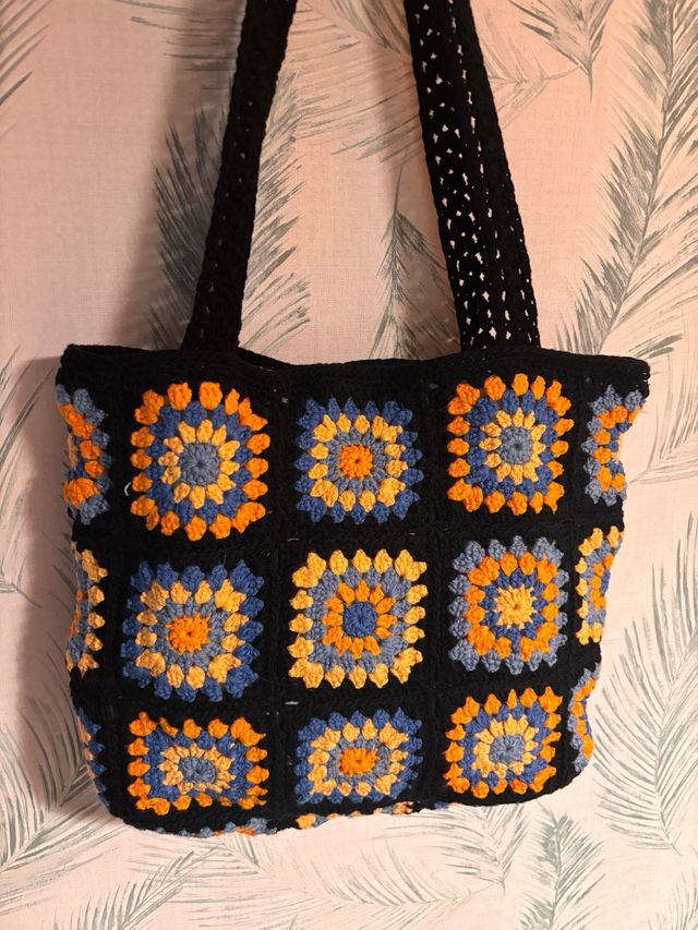 Bolso de ganchillo hecho a mano negro y naranja.