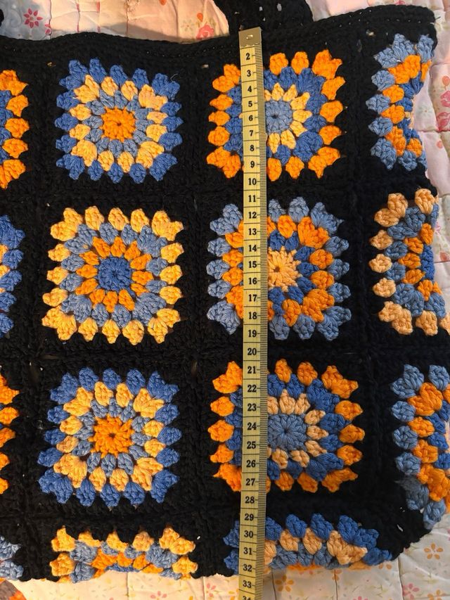 Bolso de ganchillo hecho a mano negro y naranja.