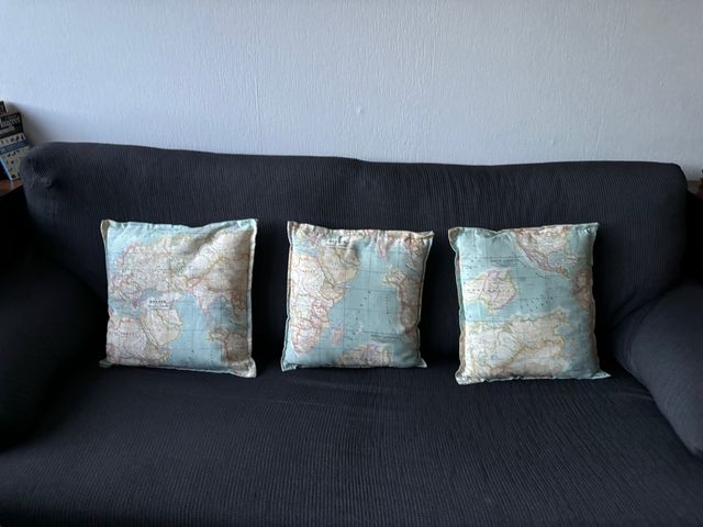 Trío de cojines con mapamundi. Fundas y cojines
