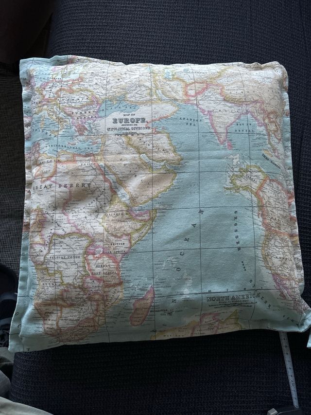 Trío de cojines con mapamundi. Fundas y cojines