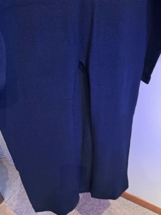 Vestito nero in maglia con spacco