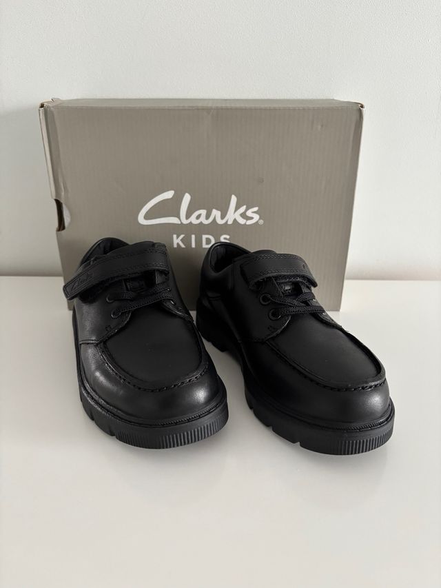 Zapatos negros Clarks nuevos niño