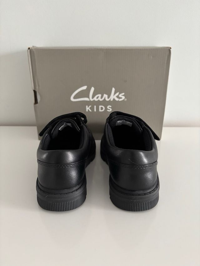 Zapatos negros Clarks nuevos niño
