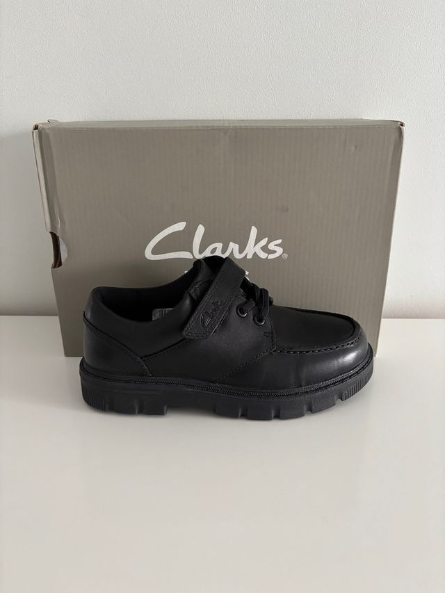 Zapatos negros Clarks nuevos niño