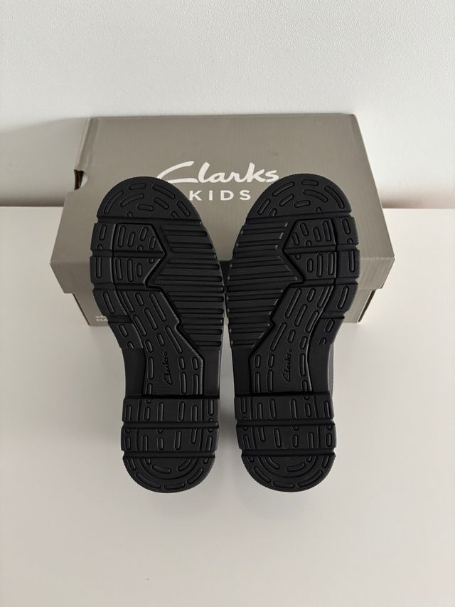 Zapatos negros Clarks nuevos niño