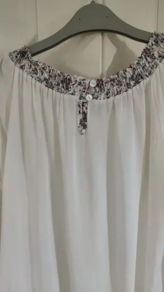 Camisa blanca con estampado floral