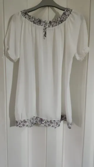 Camisa blanca con estampado floral