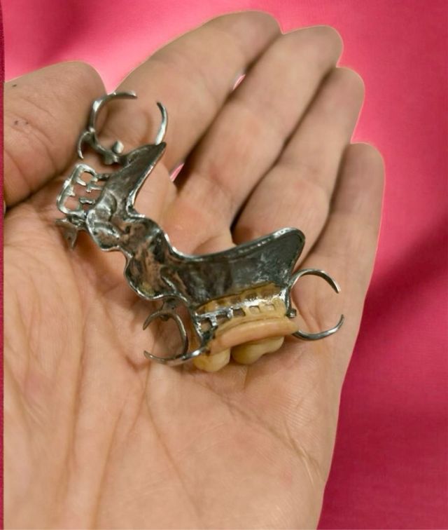 Antigua prótesis dental metálica