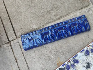 Azulejo antiguo decorado azul