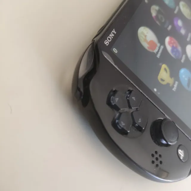Sony PS Vita Slim 2004 + cargador
