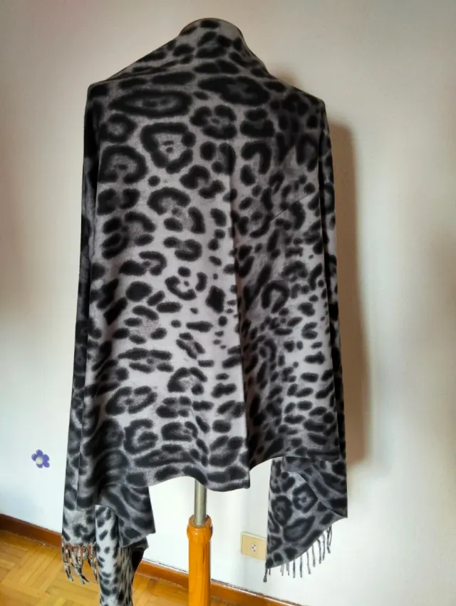 Pashmina estampado animal gris y negro
