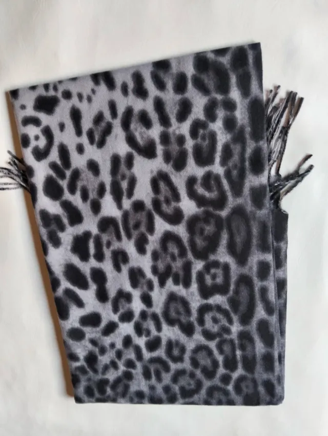 Pashmina estampado animal gris y negro