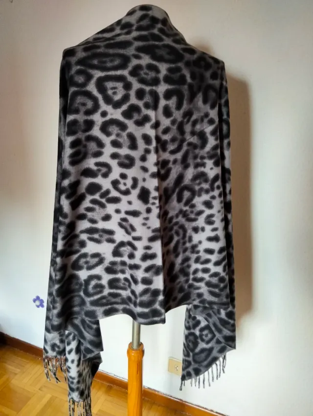 Pashmina estampado animal gris y negro