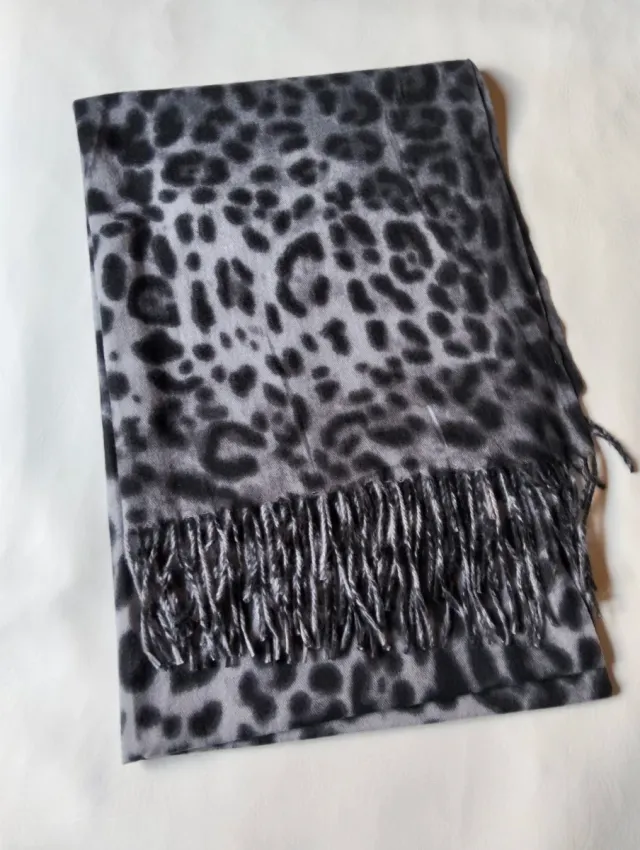 Pashmina estampado animal gris y negro