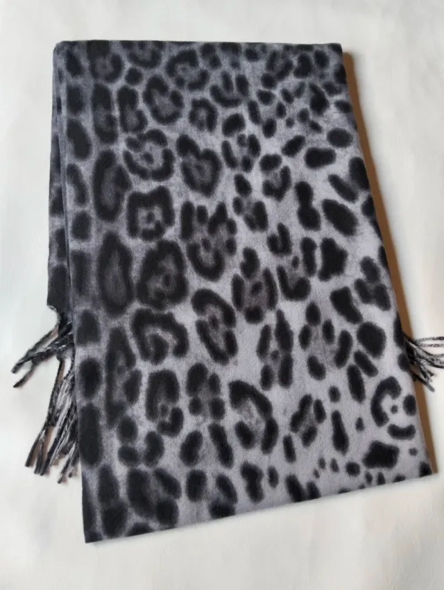 Pashmina estampado animal gris y negro