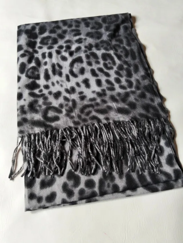 Pashmina estampado animal gris y negro