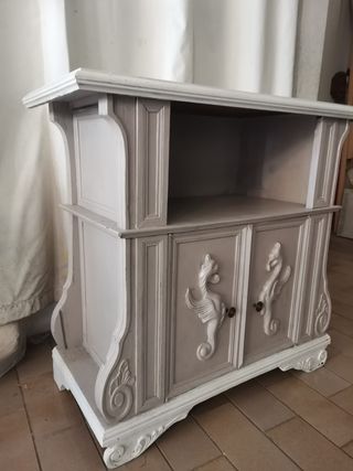 Mobile in legno grigio e bianco